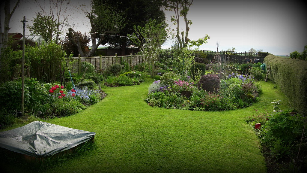 Pelouse fraîchement tondue et bordures nettes d'un jardin privé à Annecy